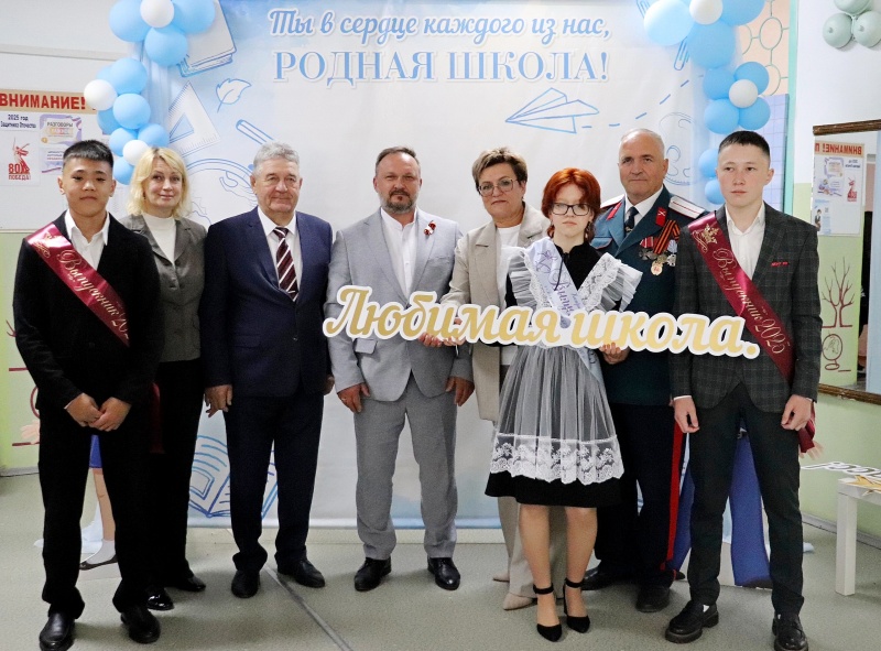 В Омском районе прозвенели Последние школьные звонки.