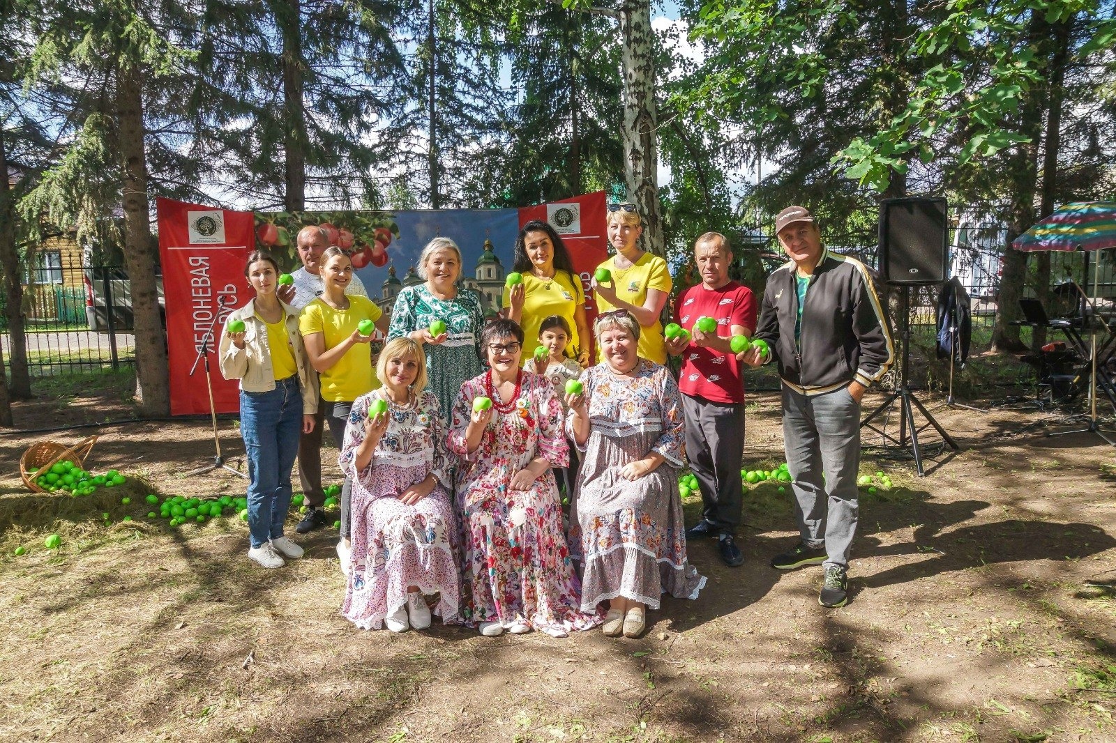 В Омском районе состоялся ежегодный фестиваль «Яблоневая Русь».