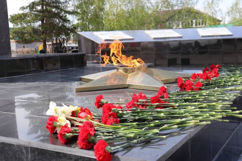 В Омском районе зажгли Вечный огонь Победы.
